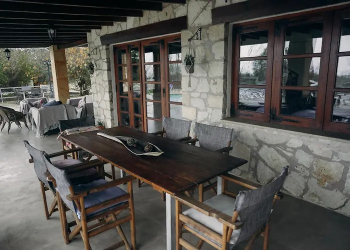 Koutsini Πάνω Ακουρδάλεια